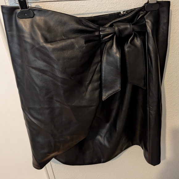 LOFT NWT‎ - Faux Leather Wrap Skirt Size 6 - Picture 2 of 8